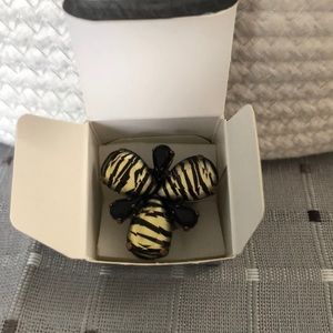 Avon Mark Into the Wild Zebra Ring